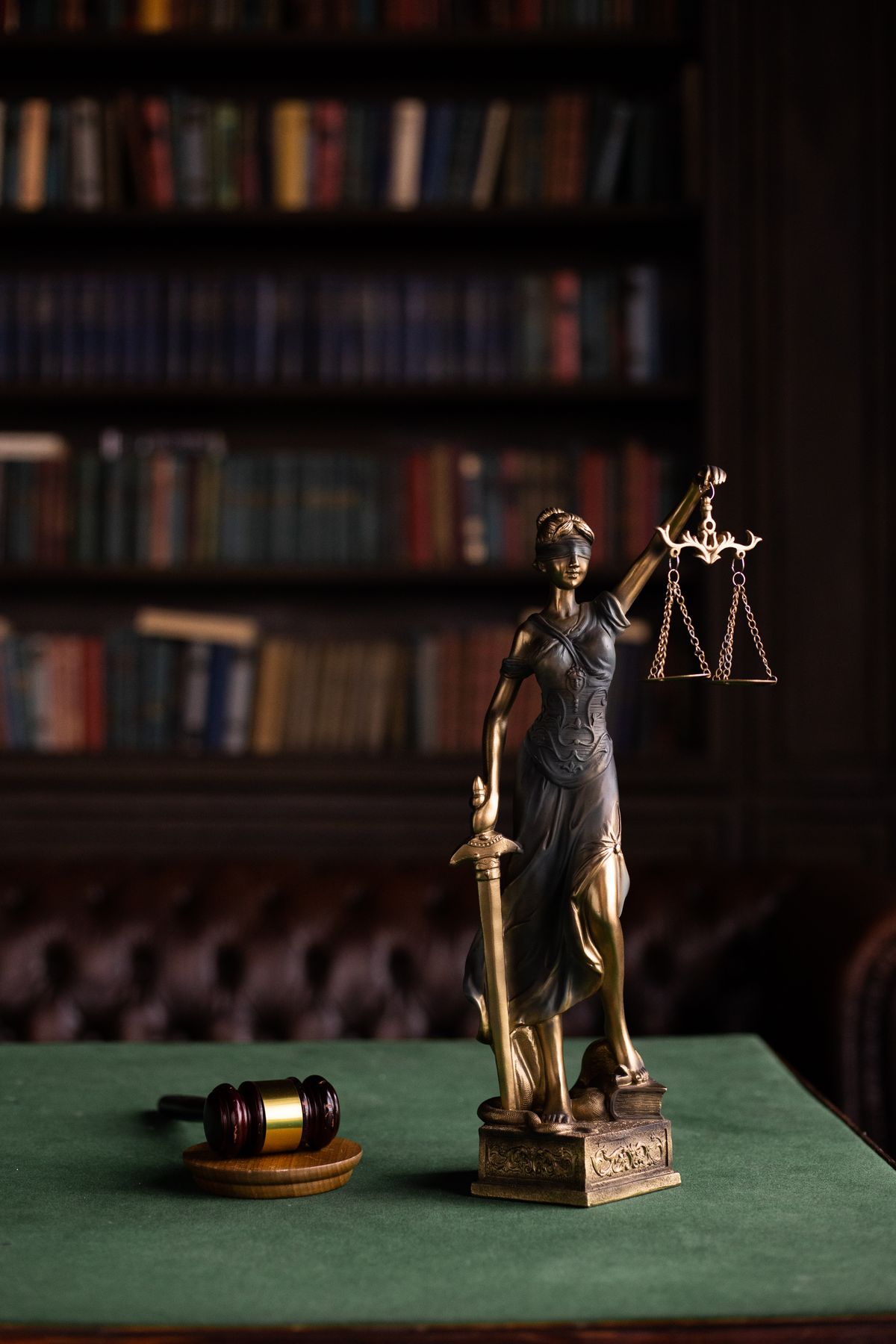 Estatua de la justicia con balanza y mazo en un despacho clásico